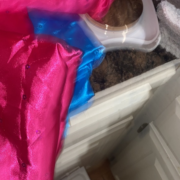 Beautiful comforter (size full) and 8 matching curtains full length. - Picture 6 of 6